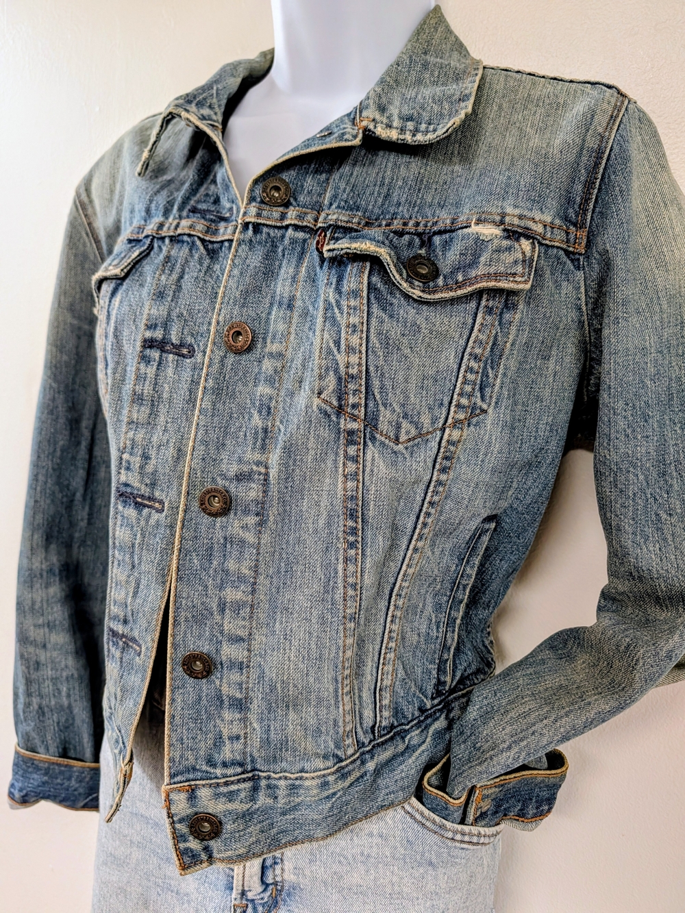Classic Levi's Women's Blue Denim Jacket - Casual Trucker Style